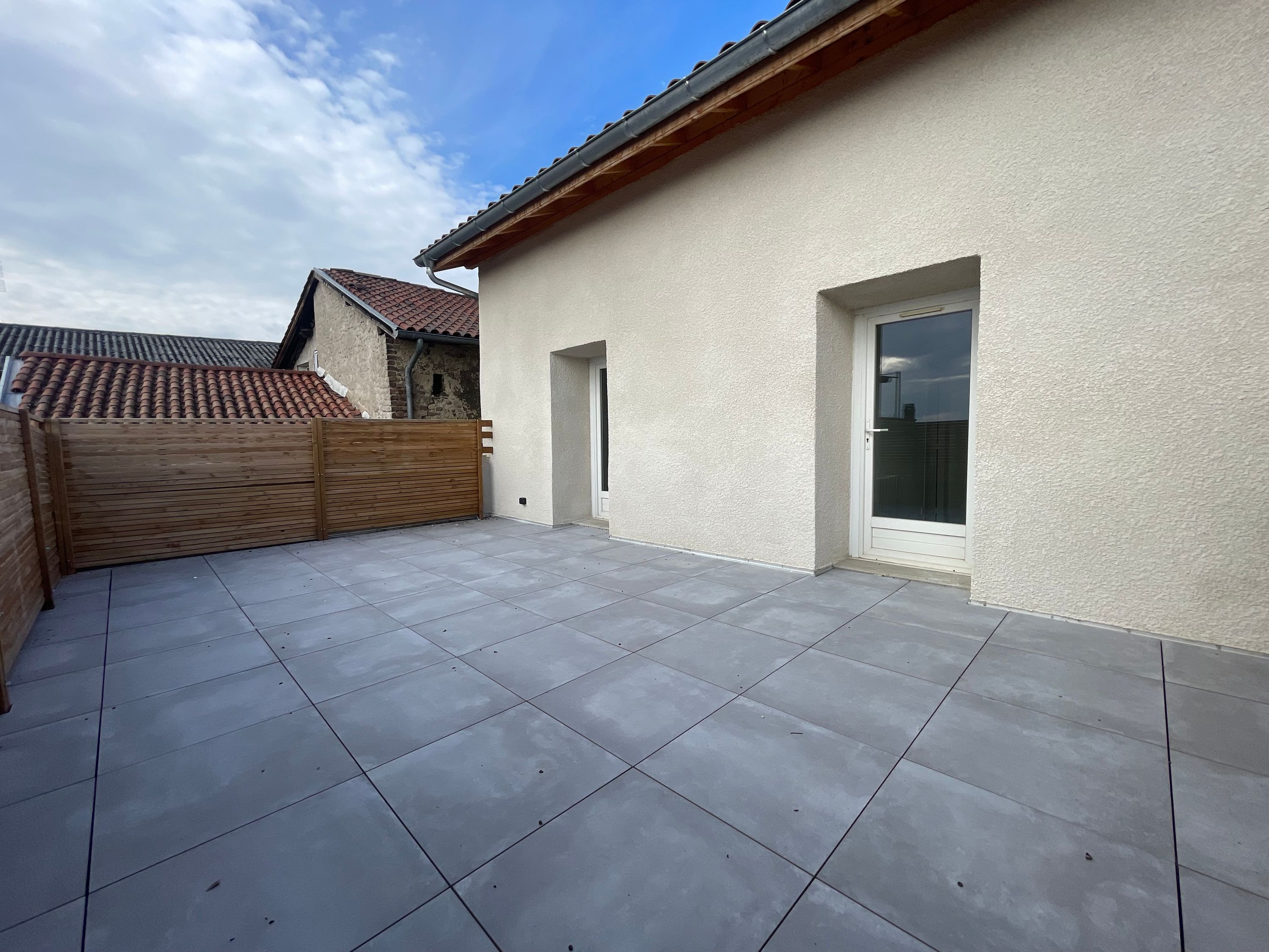Duplex rénové avec terrasse au cœur de la ville à LA COTE SAINT ANDRE — miniature 2