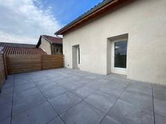 Duplex rénové avec terrasse au cœur de la ville à LA COTE SAINT ANDRE — miniature 2