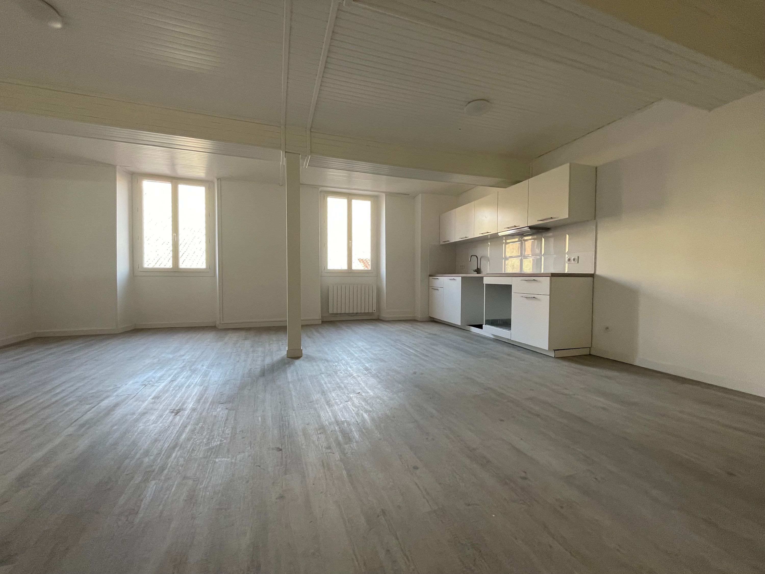 Duplex rénové avec terrasse au cœur de la ville à LA COTE SAINT ANDRE — miniature 4