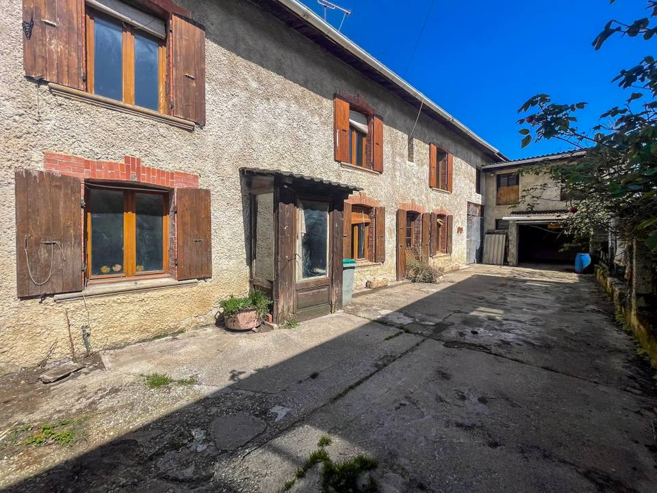 Maison dauphinoise avec cour et dépendances. — photo 1