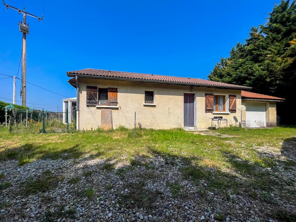 Maison de plain-pied avec garage et véranda — photo 1
